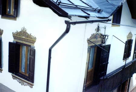 Fregi di Luigi Regianini, in via Chiappetin
