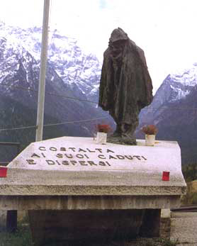 Il monumento ai caduti, in Piazza Casanova
